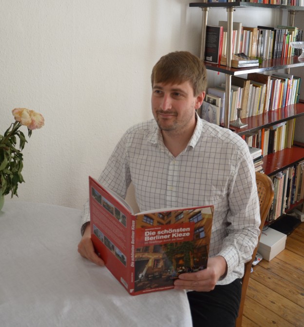 Lektorenverband-Mitglied Sebastian Petrich mit seinem Buch Die schönsten Berliner Kieze