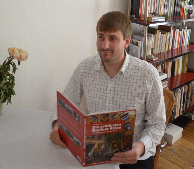 VFLL-Mitglied Sebastian Petrich mit seinem Buch „Die schönsten Berliner Kieze“