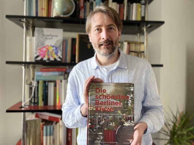 VFLL-Mitglied Sebastian Petrich mit seinem Buch über „Die schönsten Berliner Kieze“
