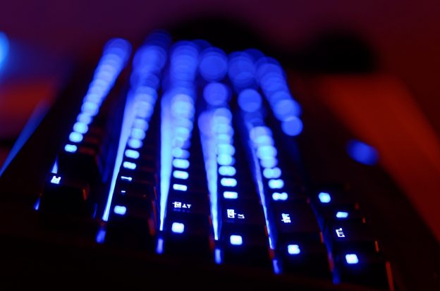 Erst auf den zweiten Blick erkennt man ein schwarzes Keyboard mit blauer Tastenbeleuchtung