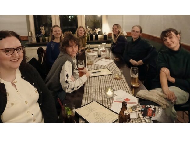 Teilnehmende am Stammtisch des VFLL im Rahmen des WIR-Festivals in Halle (Gruppenfoto)