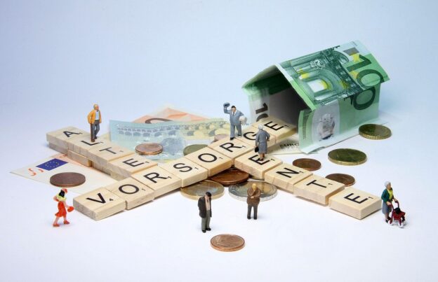 Mit Scrabble-Buchstaben sind die Wörter Vorsorge, Rente und Alter gelegt. Drumherum liegen Münzen und Gelscheine, aus einem Geldschein ist ein Haus gebaut. Kleine Figuren von Menschen sind in die Szenerie eingebaut.