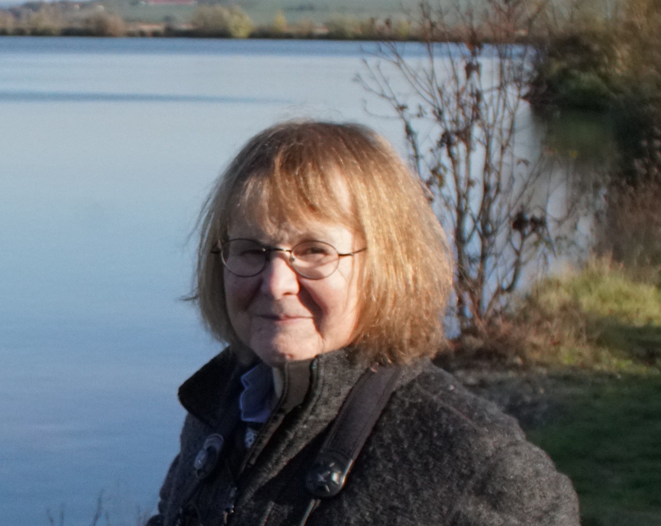 Porträt von Claudia Huber vor einem See