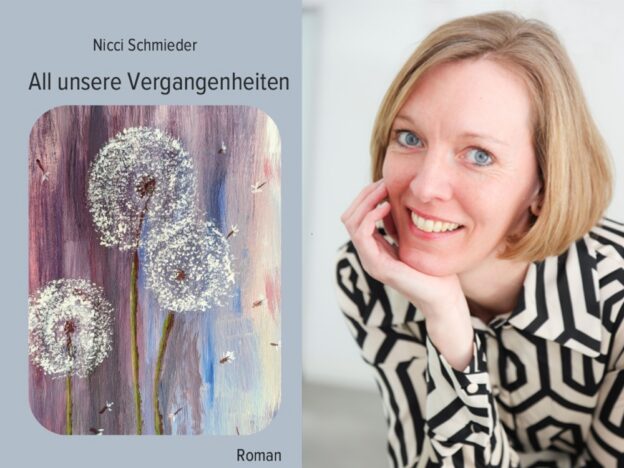 Links das Cover von "All unsere Vergangenheiten": ein Gemälde von Pusteblumen vor rötlichen Farben, das restliche Buch ist grau. Daneben ein Porträt der Autorin Nicci Schmieder in schwarz-weißer Bluse, den Kopf in die Hand gestützt.