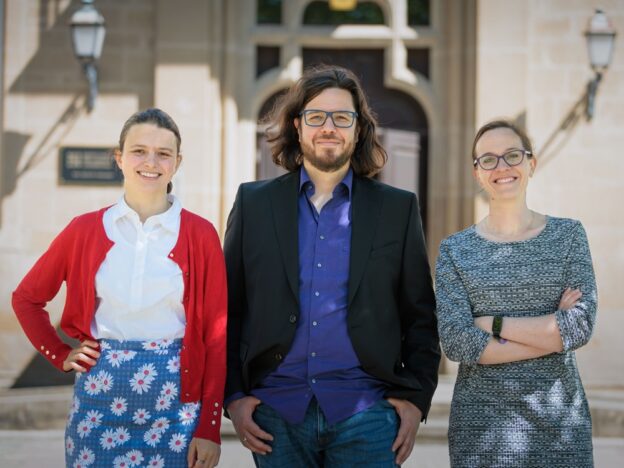 Das Leitungsteam der RG Luxemburg vor einem historischen Gebäude: links Inge Orlowski, in der Mitte Amaru Flores Flores und rechts Maike Edelhoff