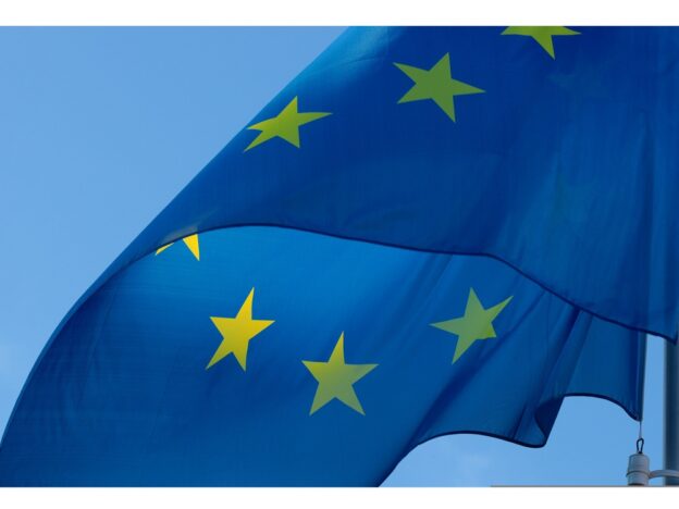 Flagge der Europäischen Union weht im Wind